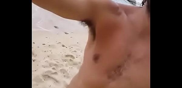 Rapaz exibindo piroca  na praia